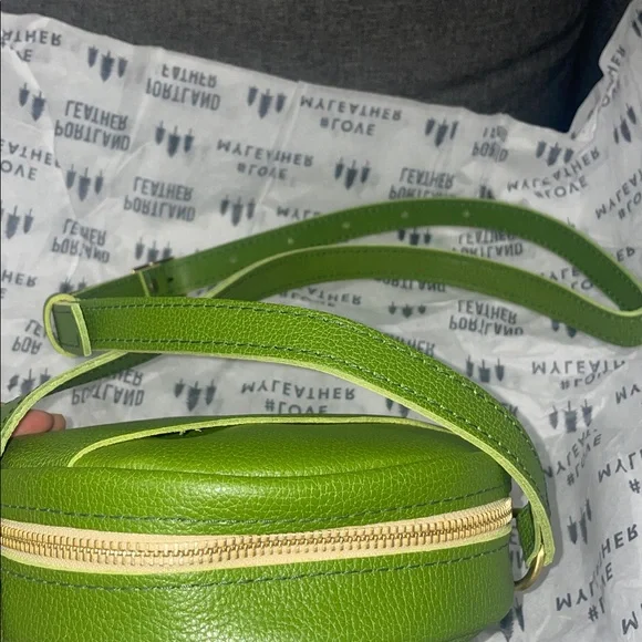 Portland Leather MANTIS Small Circle Crossbody - Picture 7 of 11
